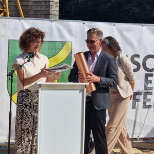 Bürgermeisterin Frau Küchenhof und Schulleiter Herr Richter
